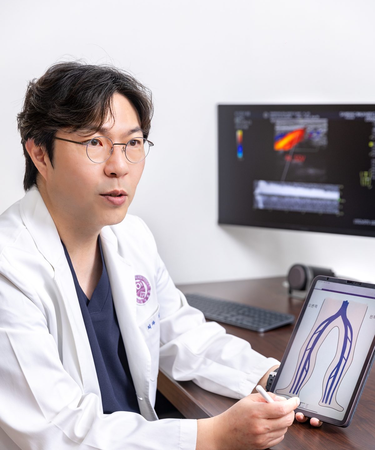 김서전 대표원장이 태블릿의 다리 정맥 그림으로 설명하는 모습