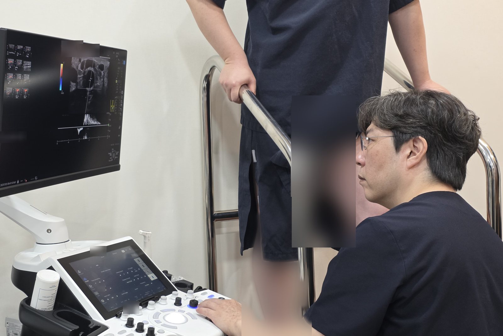 의료진이 초음파 장비로 환자의 다리 혈관을 검사하는 장면.