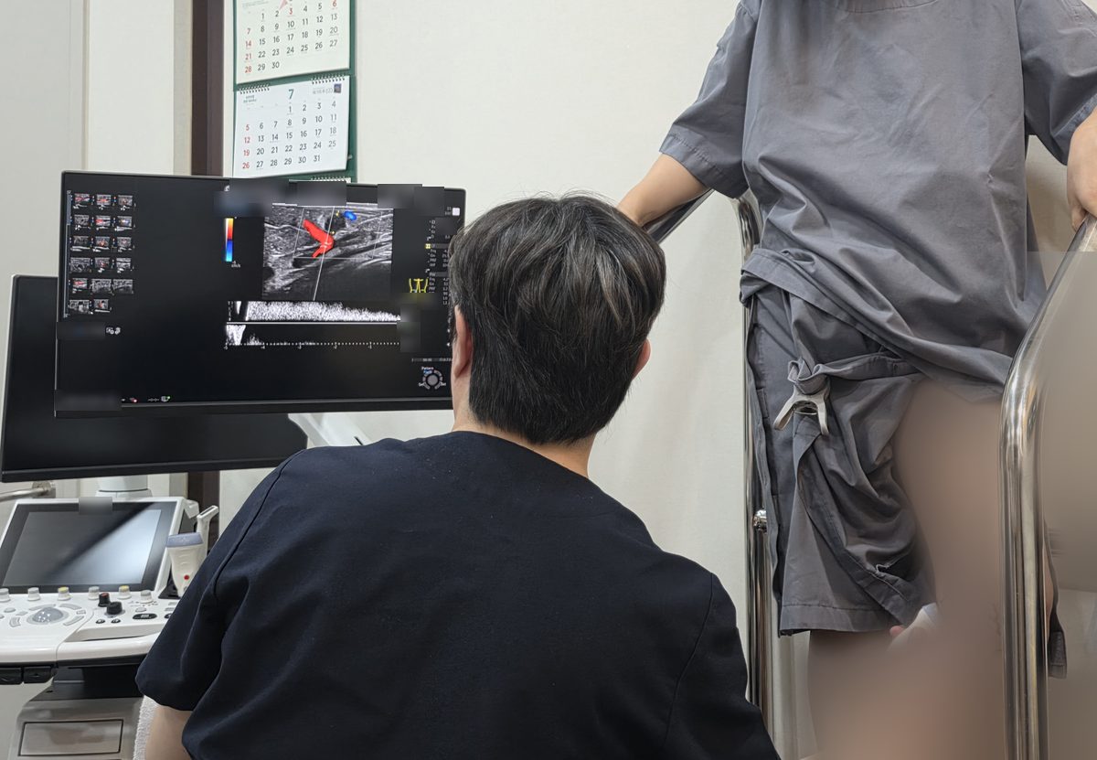 의료진이 서 있는 환자의 다리에 도플러 혈관 초음파 검사를 시행하는 장면.