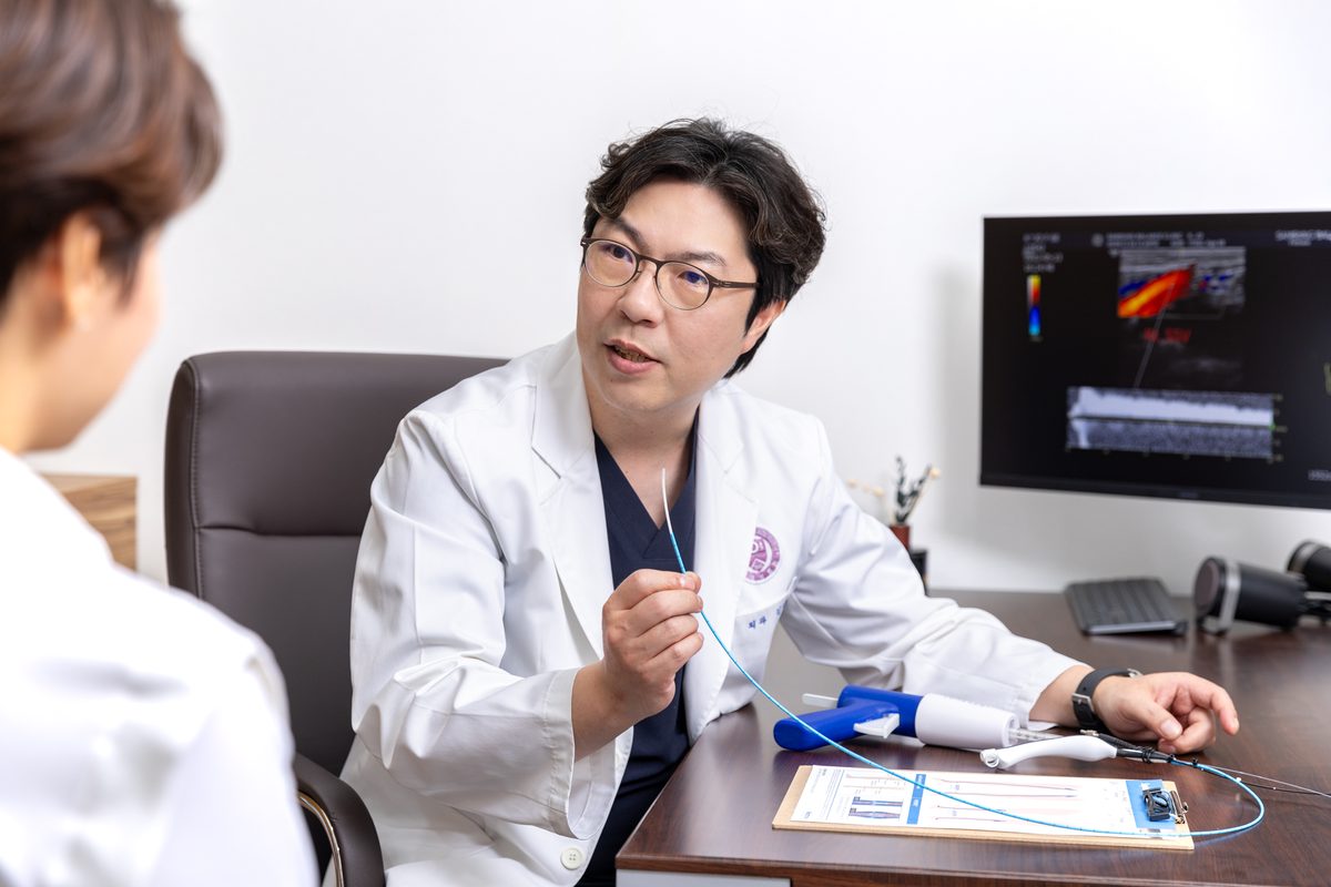 김서전 대표원장이 진료실에서 환자와 상담하는 모습