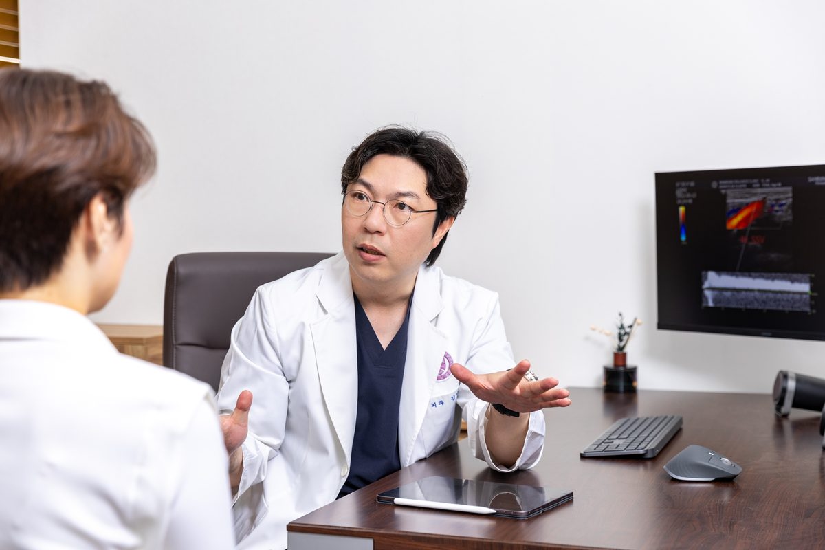 김서전 대표원장이 진료실에서 환자와 상담하는 모습
