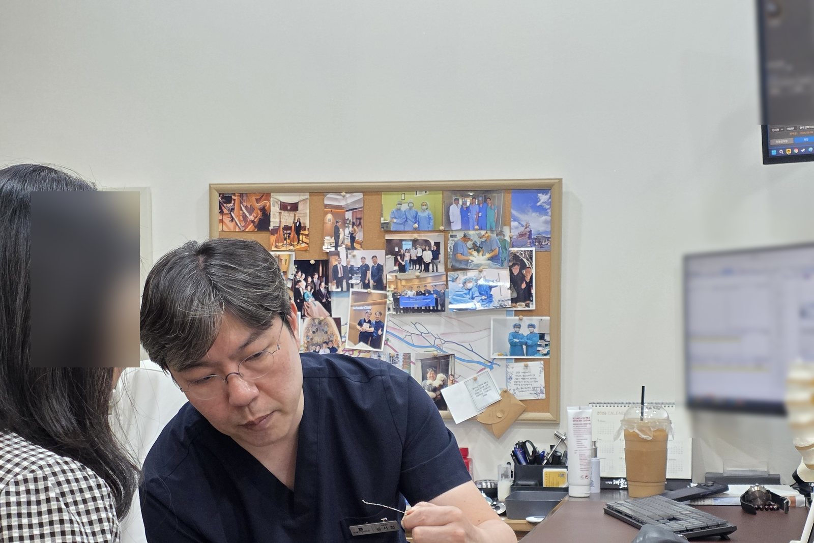진료실에서 의료진이 환자에게 검사 결과를 설명하며 상담하는 모습.