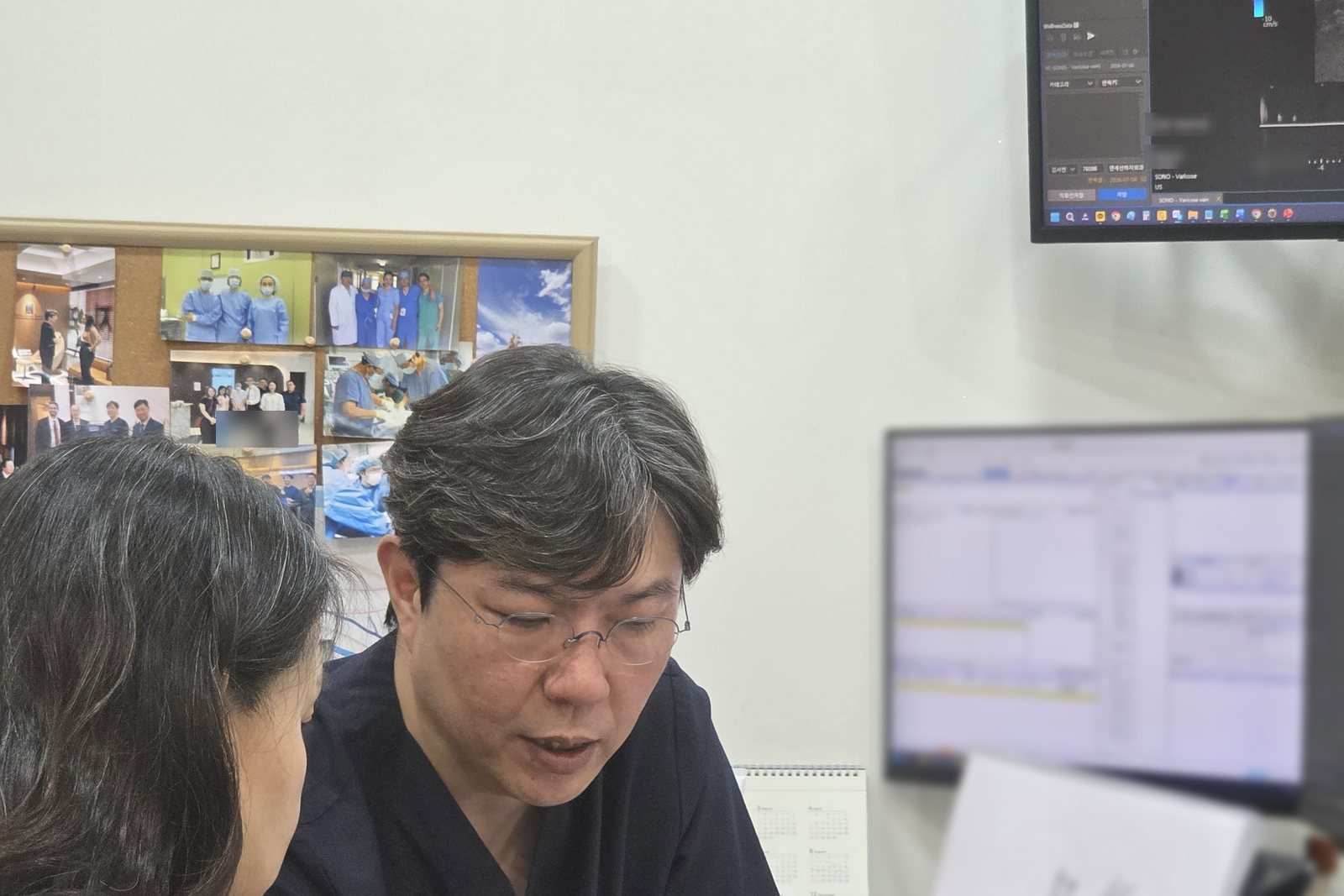대표원장이 정맥 역류를 그린 설명 자료를 보여 주며 환자와 상담하는 모습