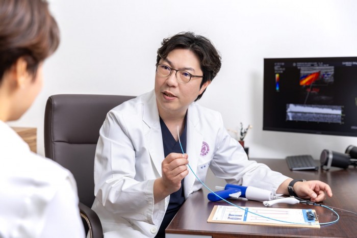 김서전 대표원장이 진료실에서 환자와 상담하는 모습